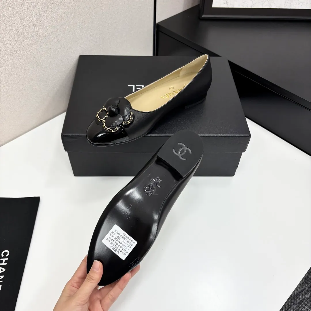 👟👟Ex-factory price 580👟👟 CHANEL｜Chanel Chanel 25C early spring new product Camellia series flat shoes This season’s Camellia series is really beautiful😍 Grandma Xiang’s family has always been elegant and ladylike, full of high-end sense! It’s very nice on the feet~ Whether worn barefoot or paired with skirts or trousers, it’s very versatile! Incomparably beautiful! Extraordinarily fairy 🧚 Overwhelmingly girly‼ ️ The upper is made of imported lambskin, the lining is made of mixed sheepskin, and the Italian A-grade leather outsole Size: 35-39 (40/41 customized)